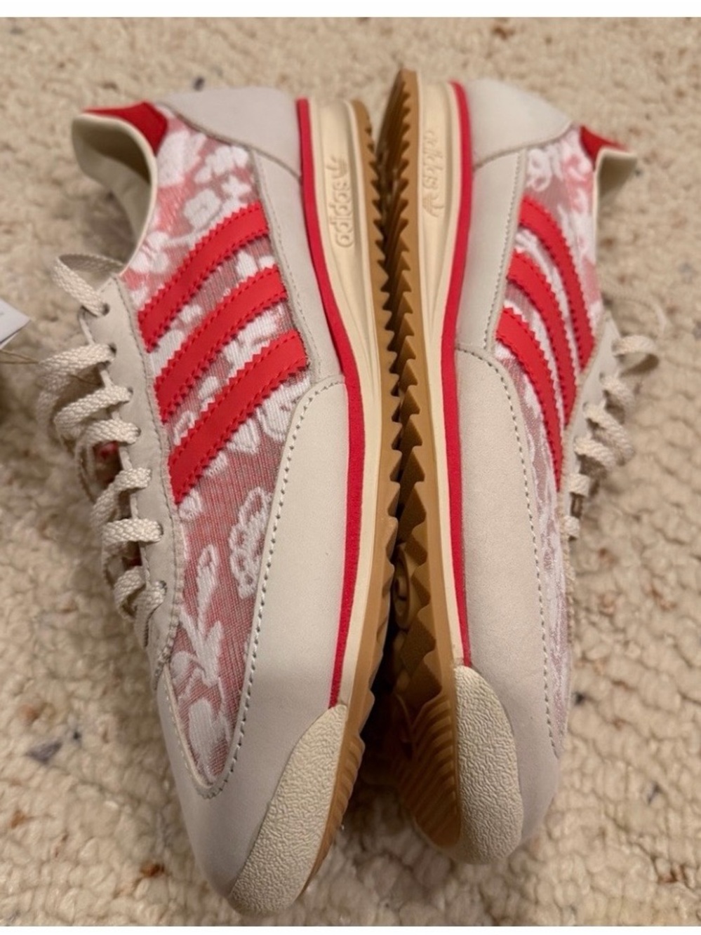 adidas Ladies Size 9 in Cream with Red Accents - Picture 7 of 11